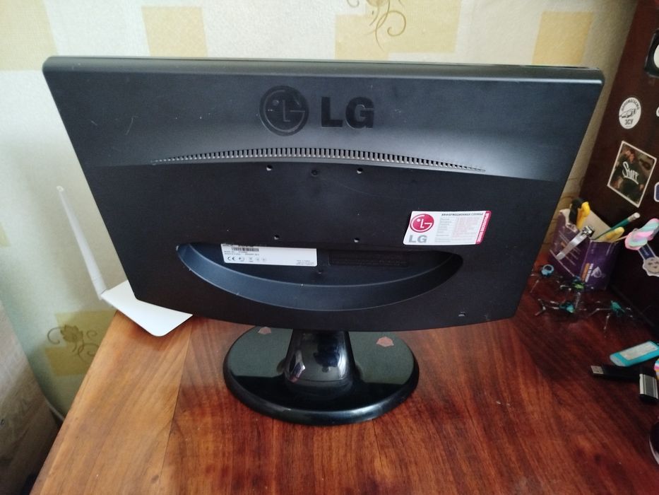Монитор LG W1943C + кабели