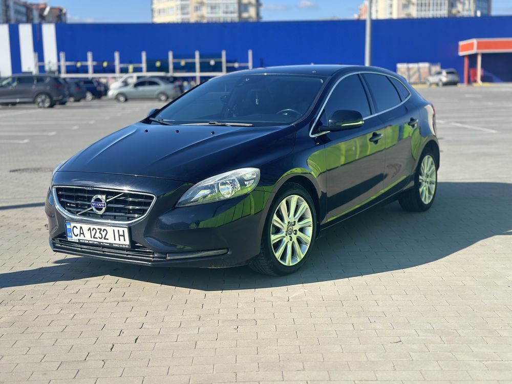 Volvo v40 2013 рік