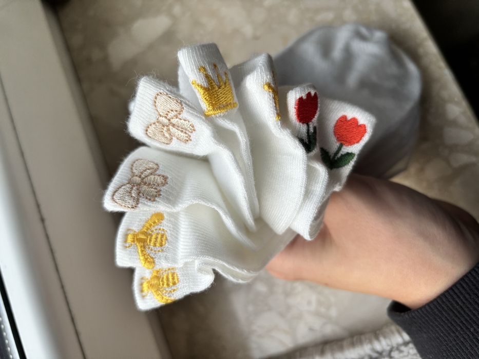 Cztery pary nowych damskich krótkich skarpetek Shein