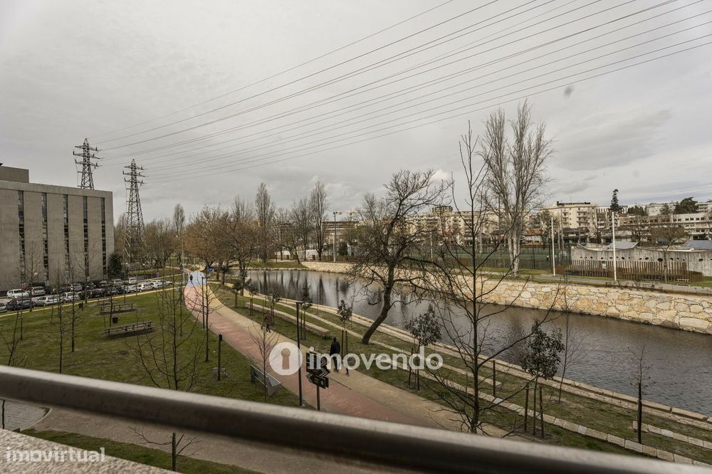 Apartamento T3, com áreas amplas e garagem, em Braga