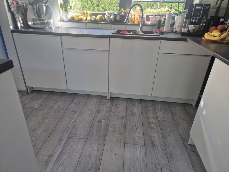 Kuchnia z wyspą meble kuchenne biały połysk ikea