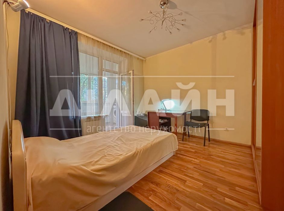 Краща локація! 2х кімн. Сталінка у Центрі міста!