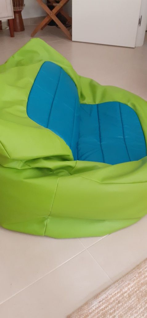 Puf em napa cor azul e verde