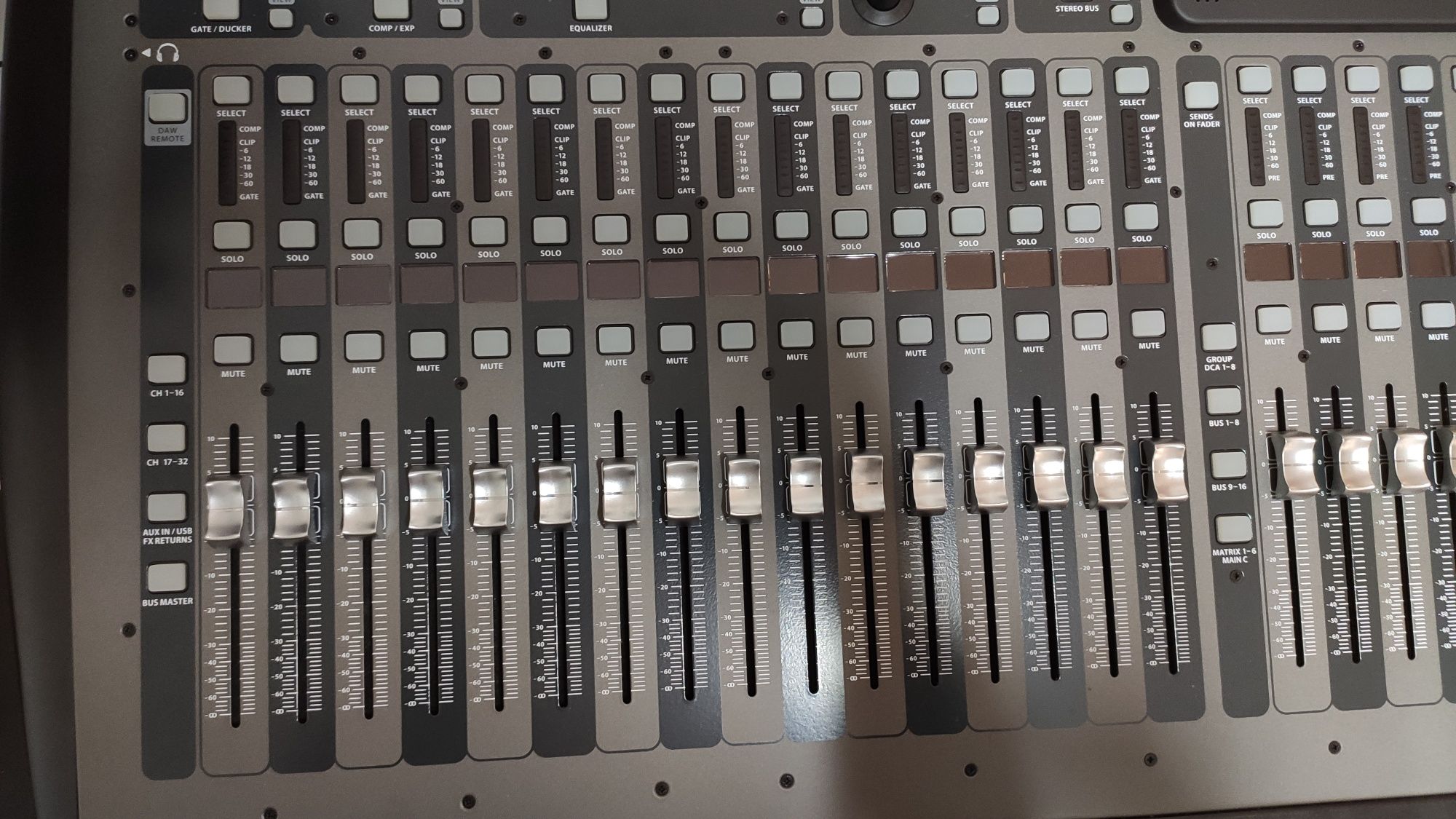 Behringer X32 + Case + X-Live Card + Decksaver – Como Nova!