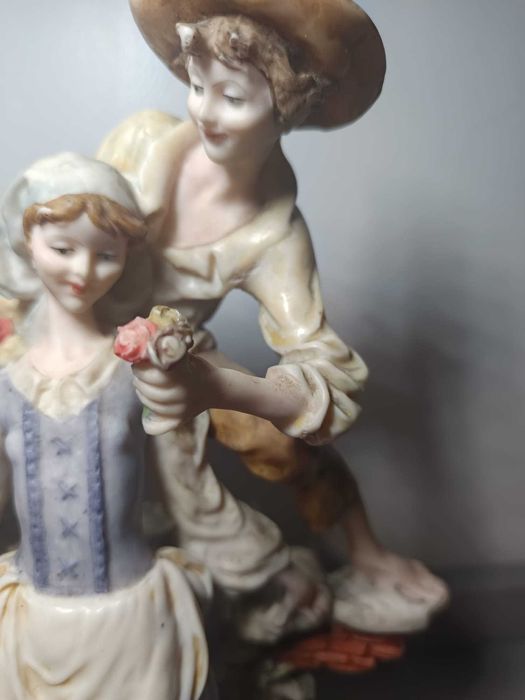 Escultura de Porcelana Clássica – Cena Romântica