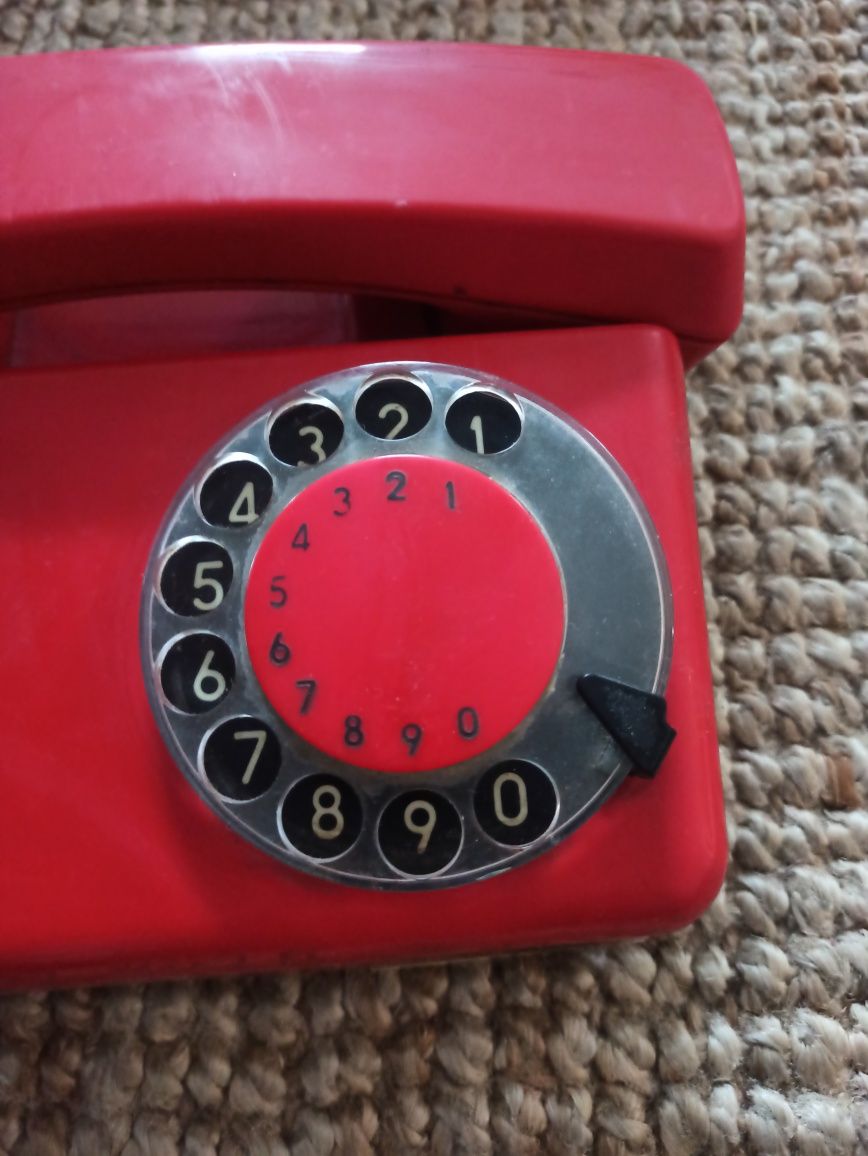 Czerwony telefon stacjonarny tulipan PRL