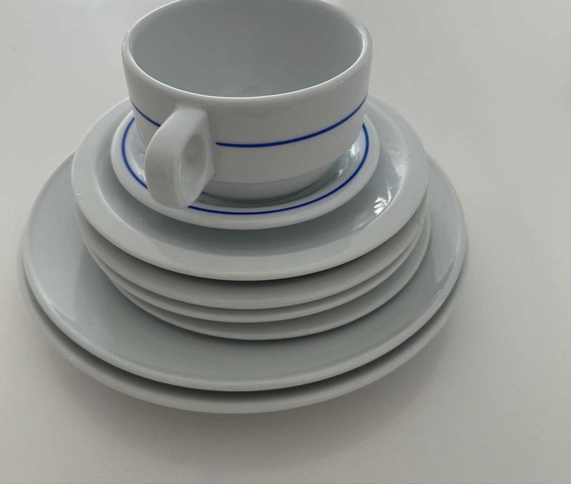 Conjunto de pratos e uma chávena