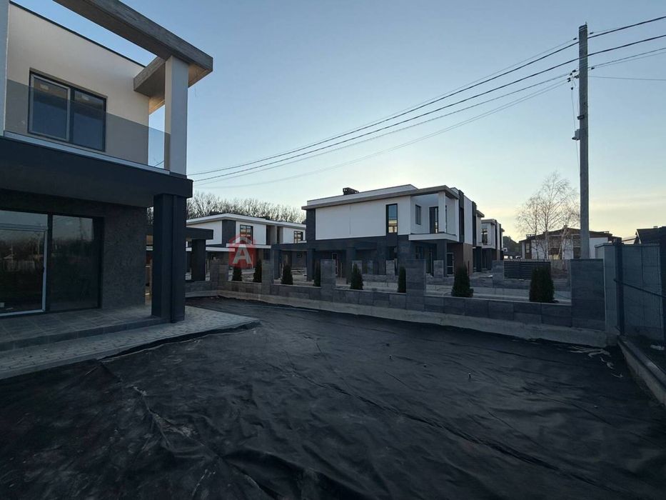 Продається котедж (дуплекс) с.Конопниця Львів розтермінування