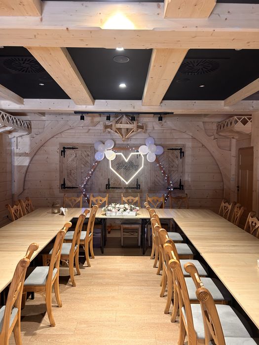 Ścianka weselna dekoracja stołu pary młodej drewniana