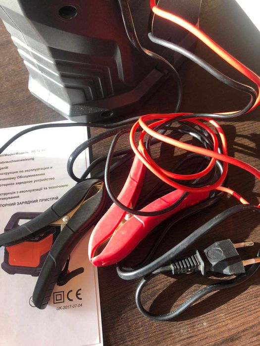 Инверторное пуско-зарядное устройство (12В, 18А) Sturm BC12300