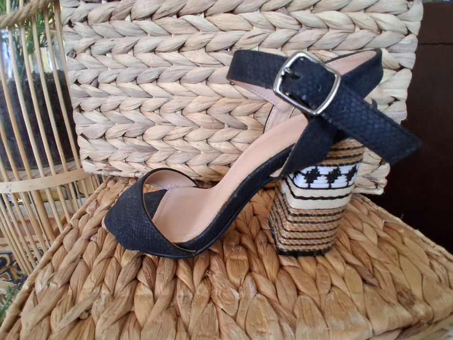Sandalias com salto
