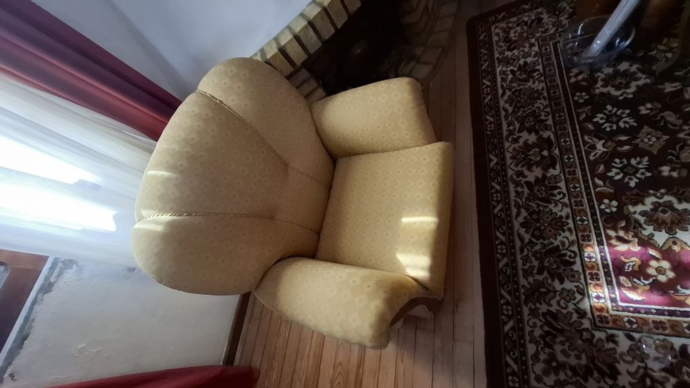 Mobília de sala de jantar e sofás