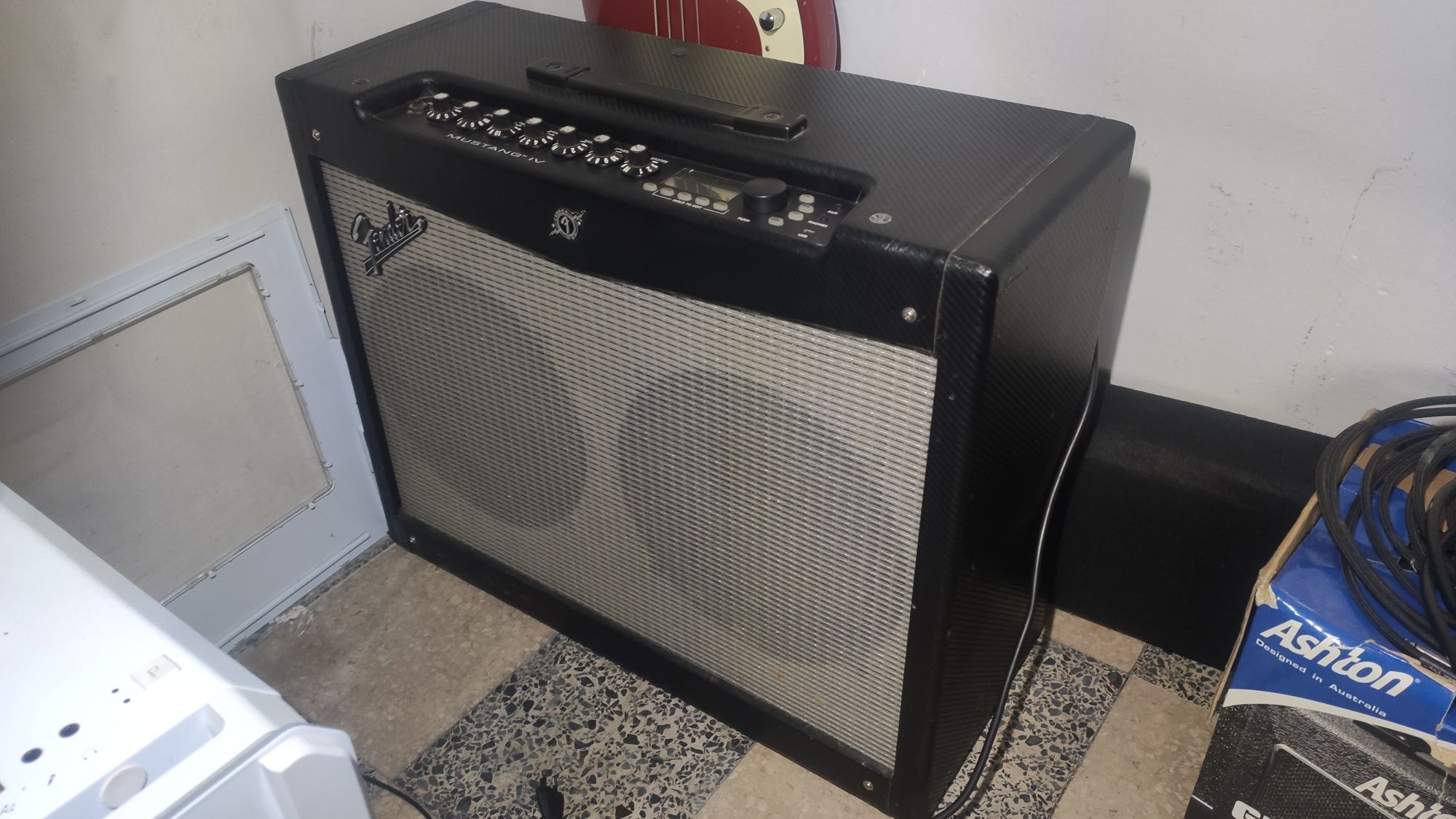 Amplificador Fender Mustang IV + Mustang Floor