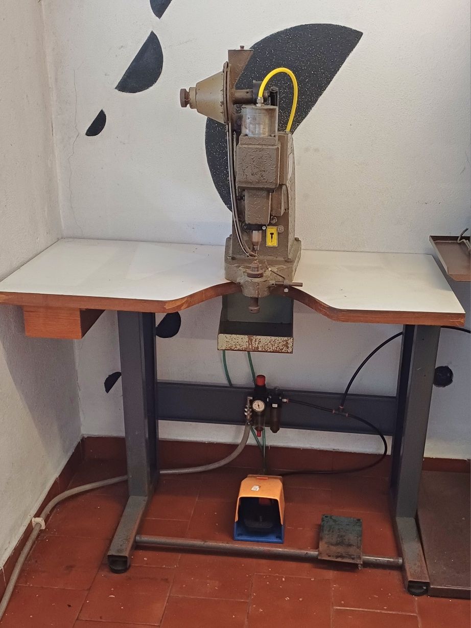 Máquina de aplicar ilhós