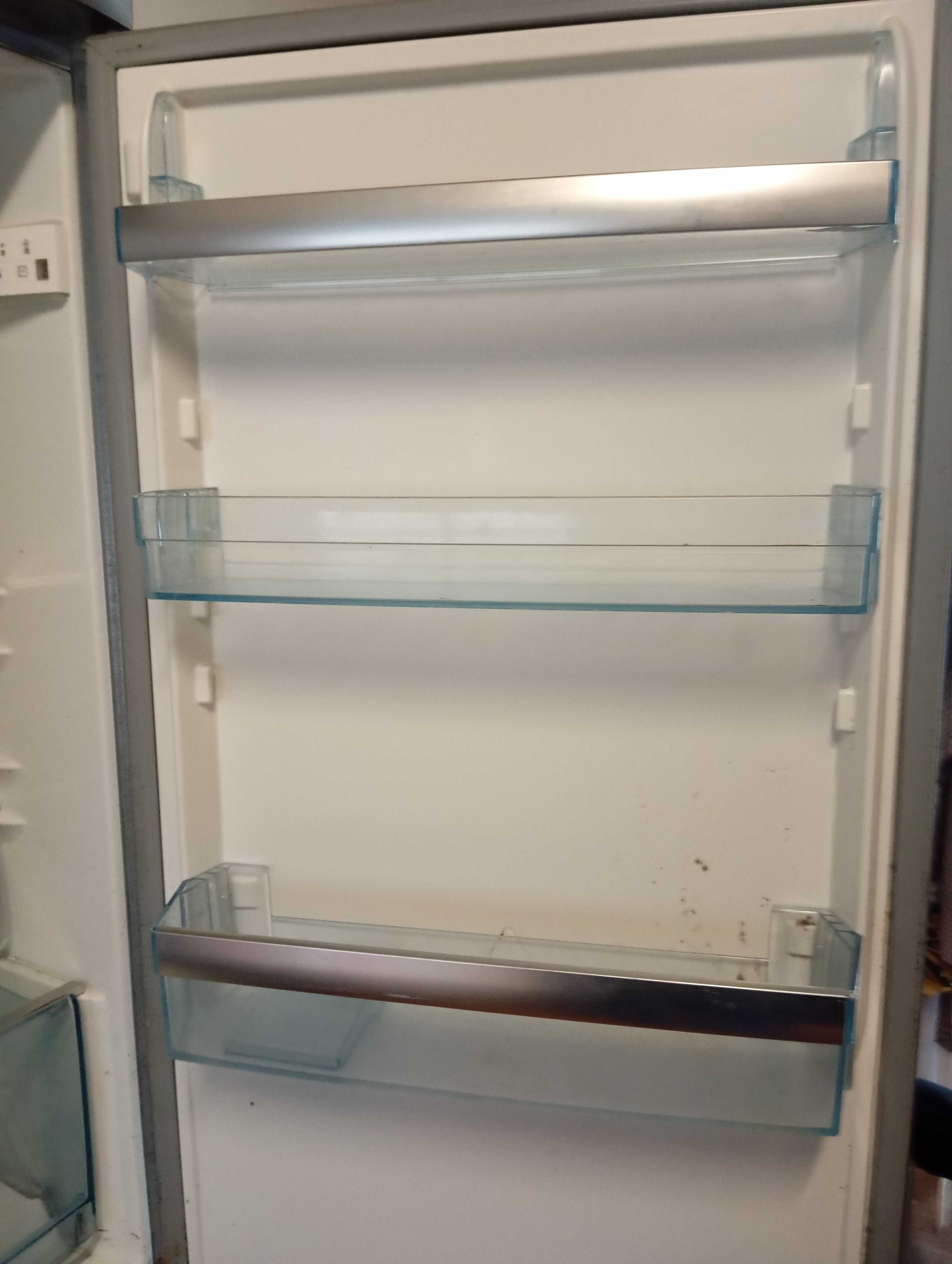 Frigorífico AEG avariado para peças