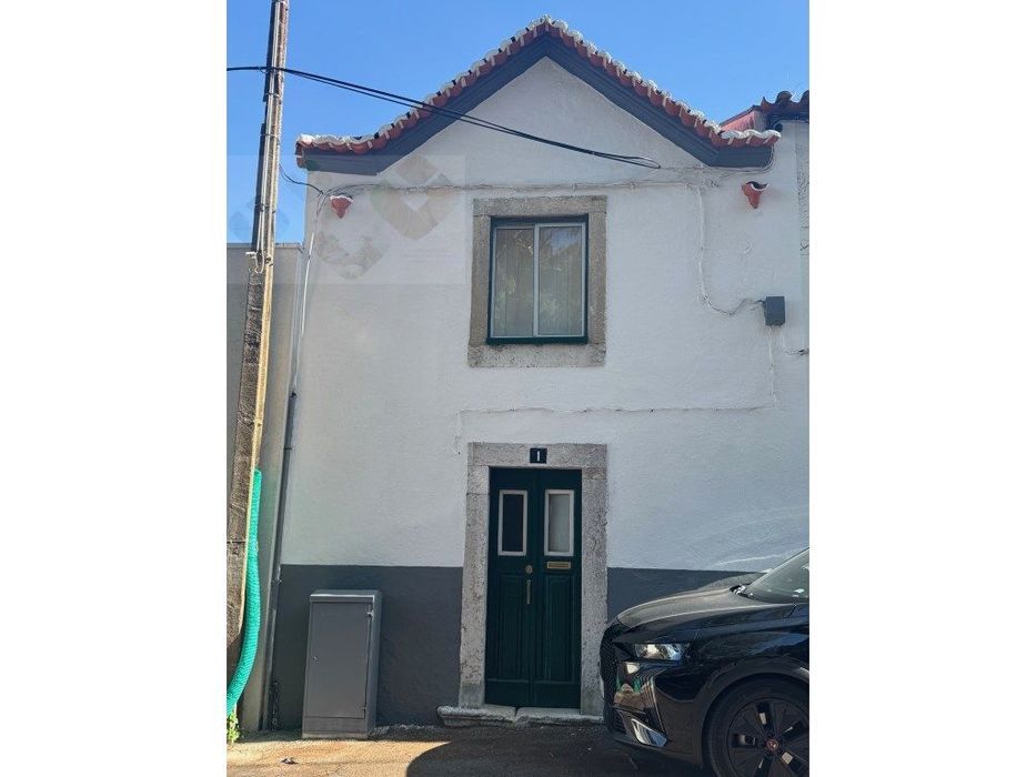 Moradia frente Monsanto, Excelente oportunidade, T2, por recuperar!