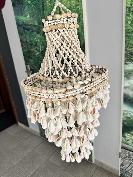 Piękny żyrandol z muszelek recznie robiony