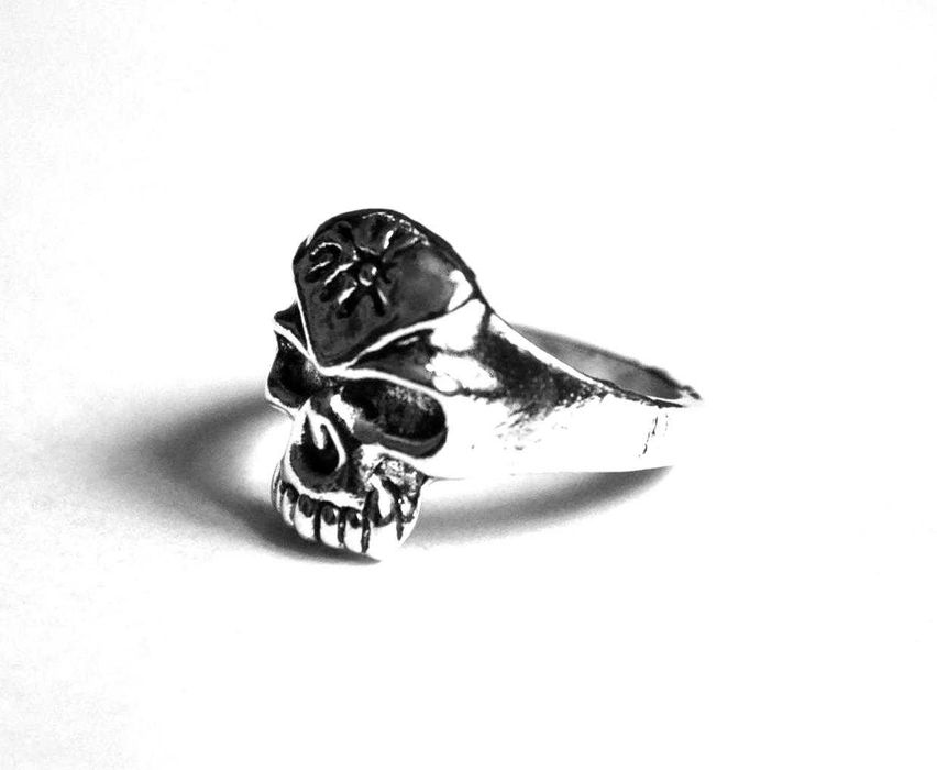 Sygnet ze stali czaszka R 20