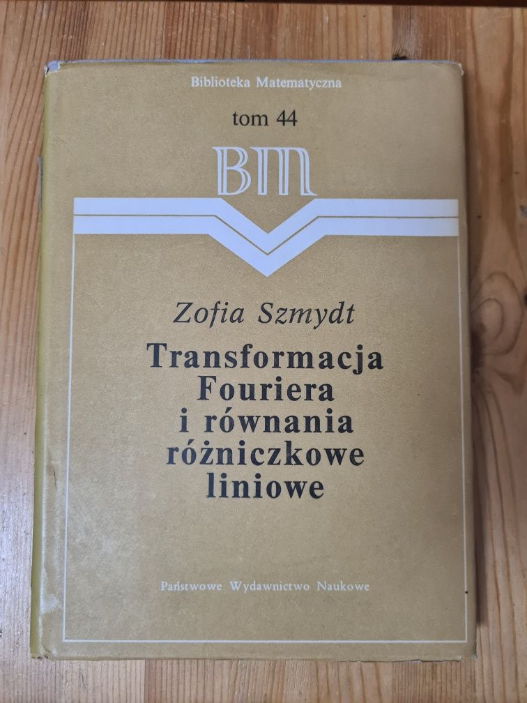 Transformacja Fouriera i równania różniczkowe liniowe ~