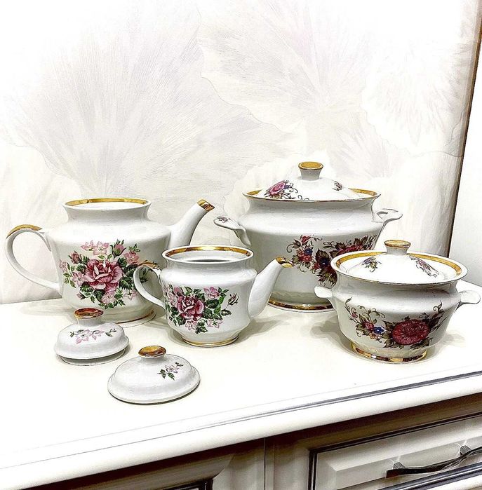Фарфоровый сервировочный комплект.