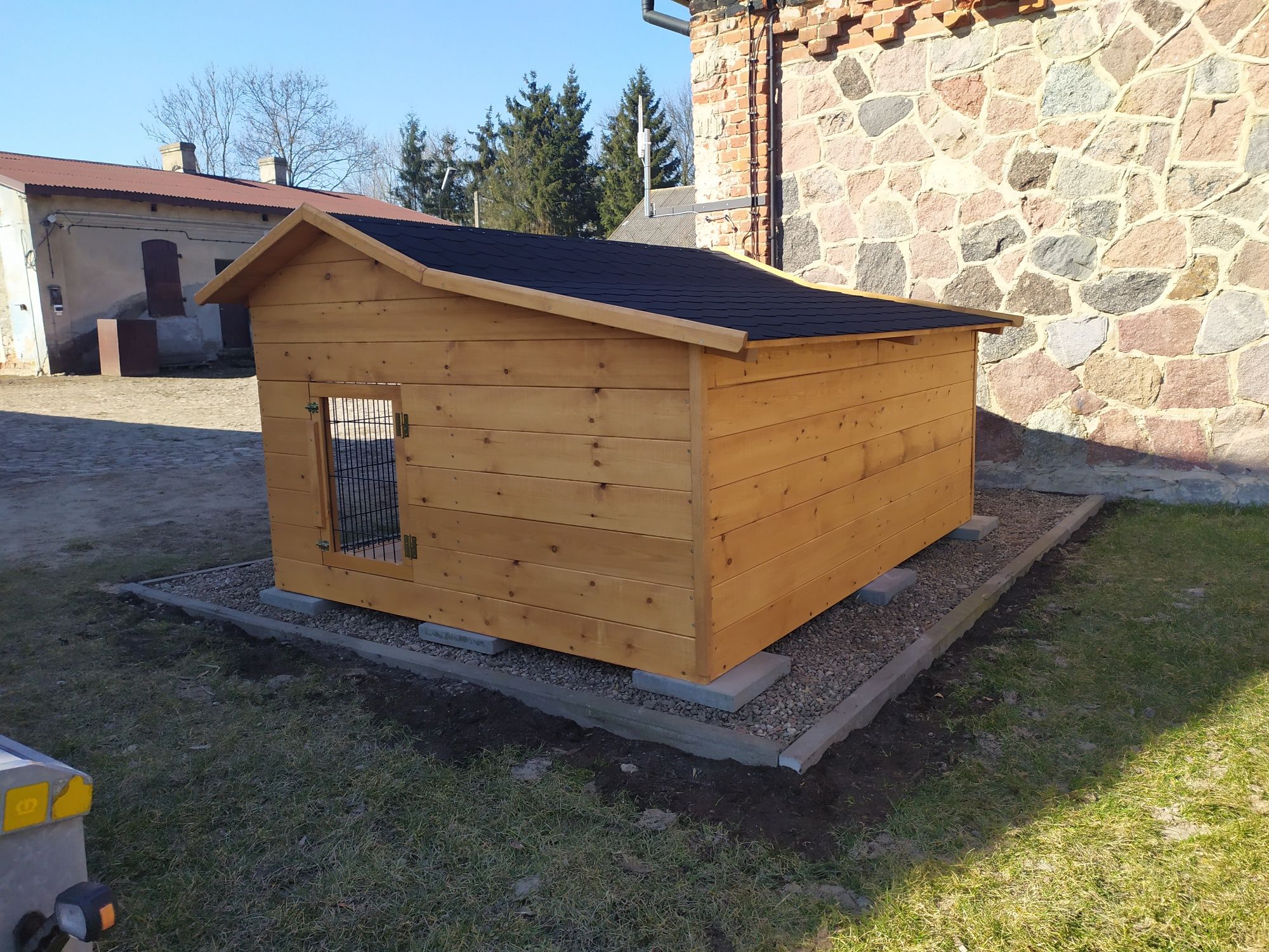 Buda ocieplana z kojcem dla 2 psów