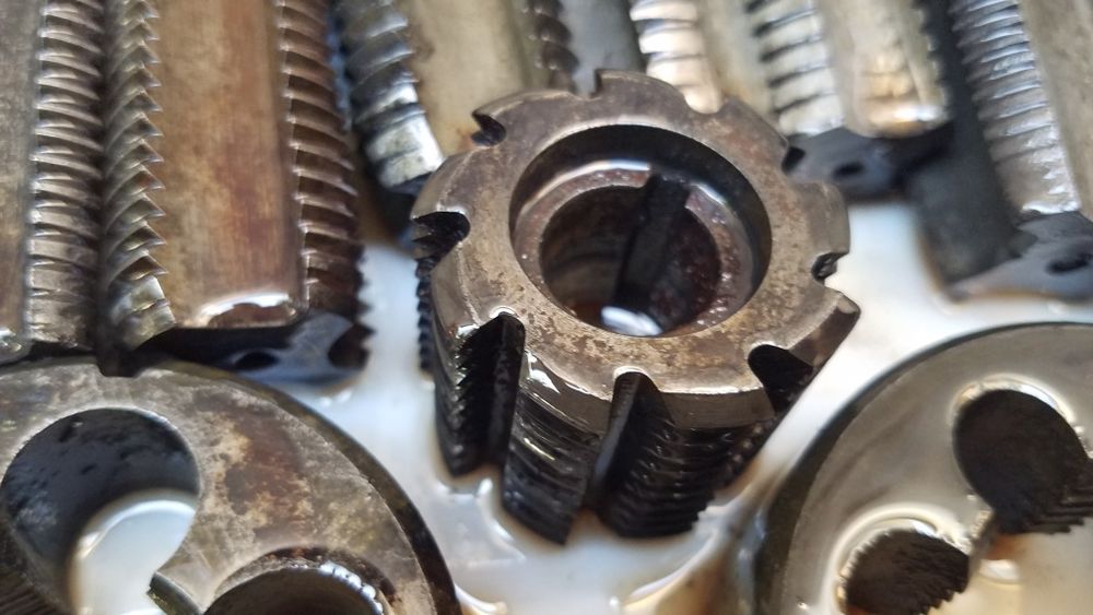 Метчик,плашка,большие.