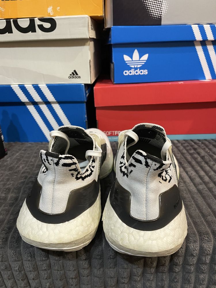 Кросівки Adidas Ultraboost 22 38(24см) оригінал