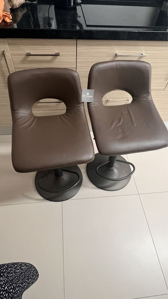 Cadeiras altas castanhas