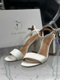 Białe sandały Eva Minge 38