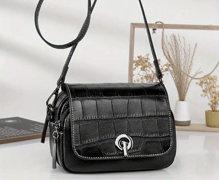 Шкіряна сумка через плече.