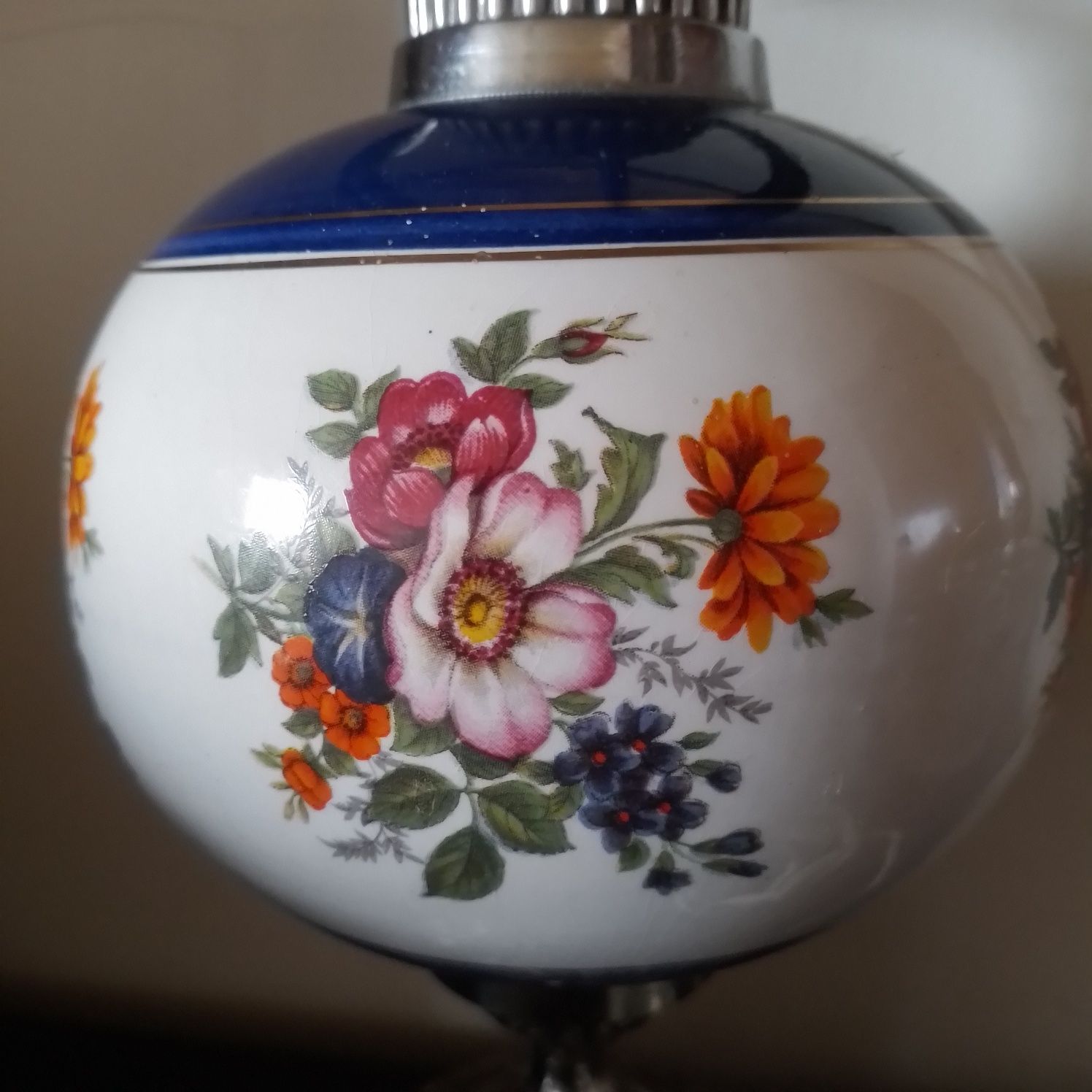Candeeiro de mesa em porcelana e metal