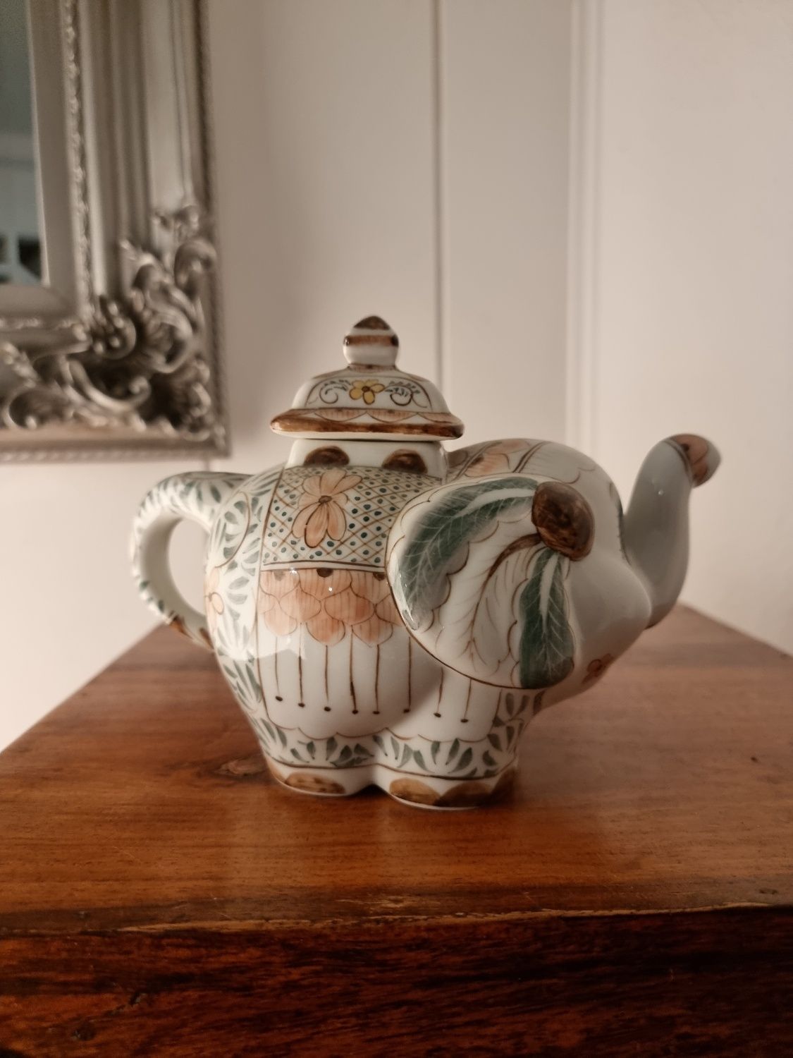 Kolekcjonerski czajniczek porcelanowy w stylu vintage