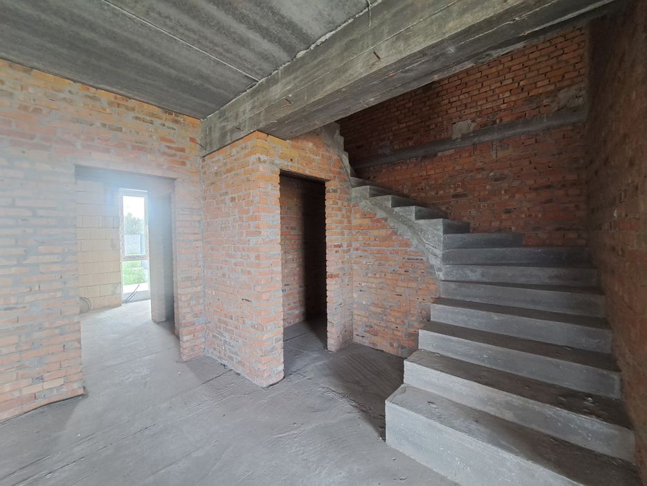 Неймовірно красивий дуплекс з великою терасою та ділянкою