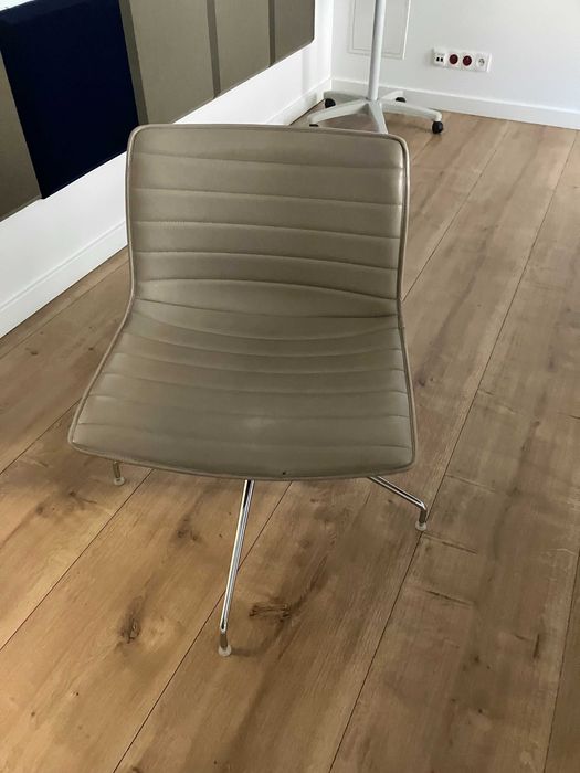 Obrotowe krzesła konferencyjne