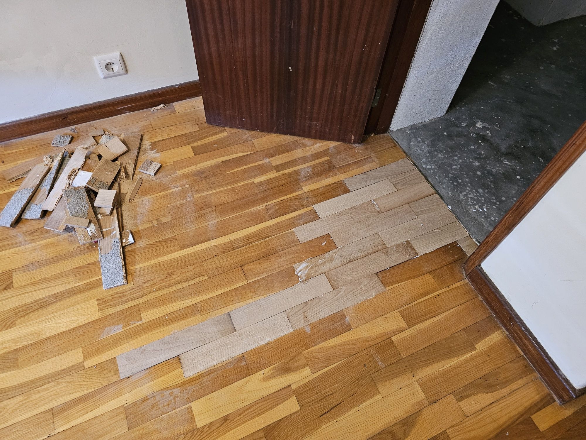 Afagar e envernizar pisos em madeira