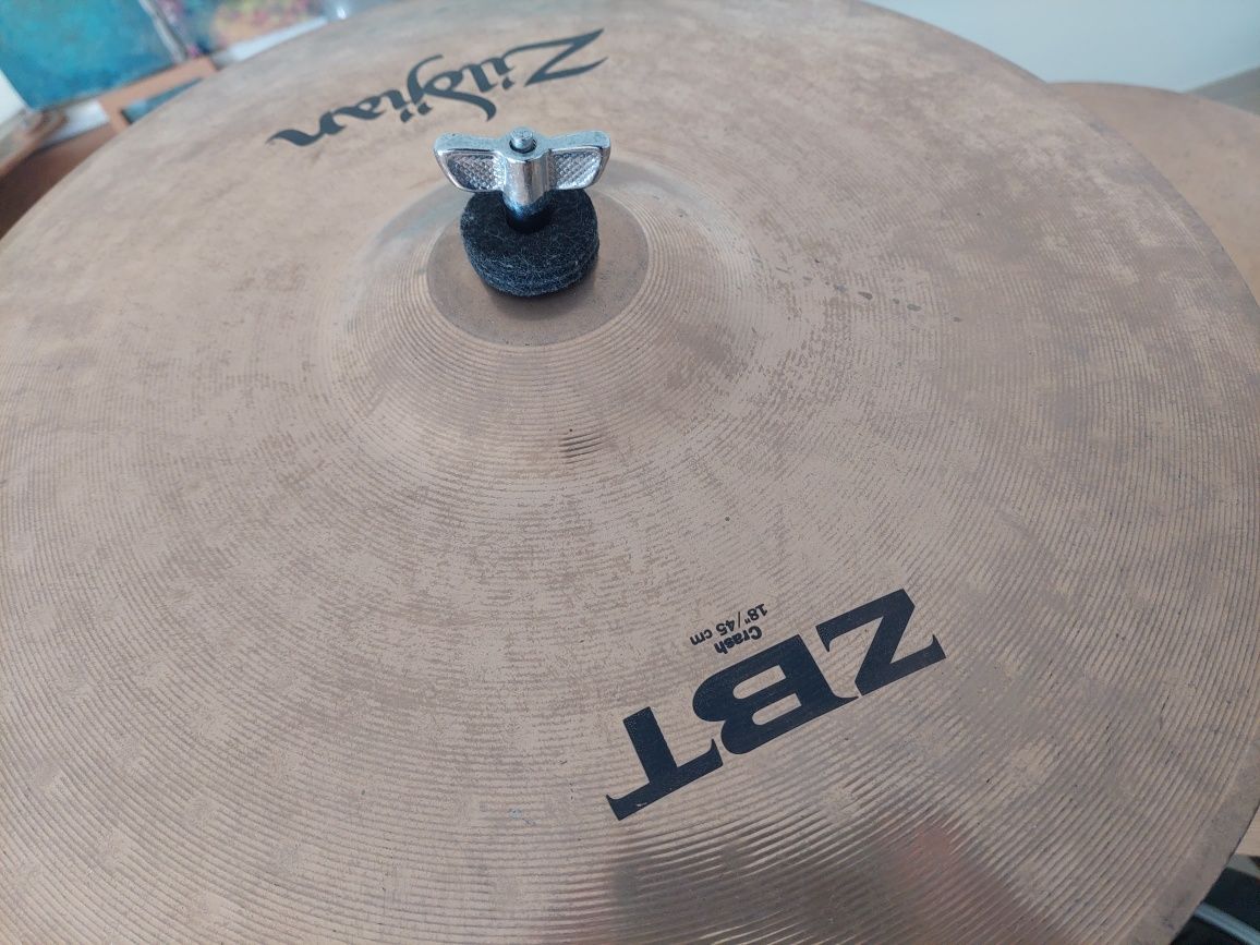 Tama ImperialStar com pratos tripés e banco