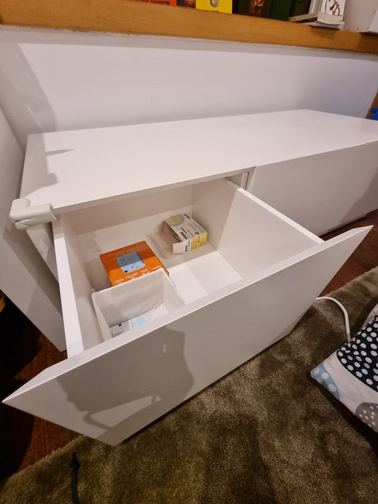 Mobília quarto com secretária e armário gavetas
