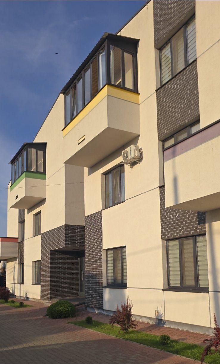 Продам квартиру  - 3 окремі кімнати -  тераса  в клубному будинку