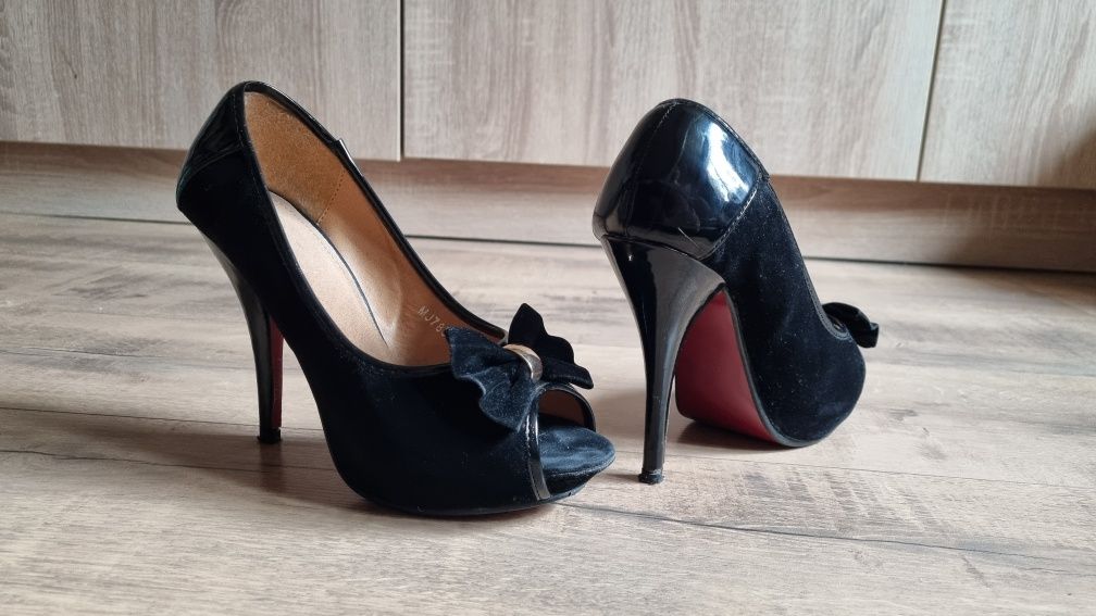 Czarne szpilki z czerwoną podeszwą, rozmiar 38 (24,5 cm)