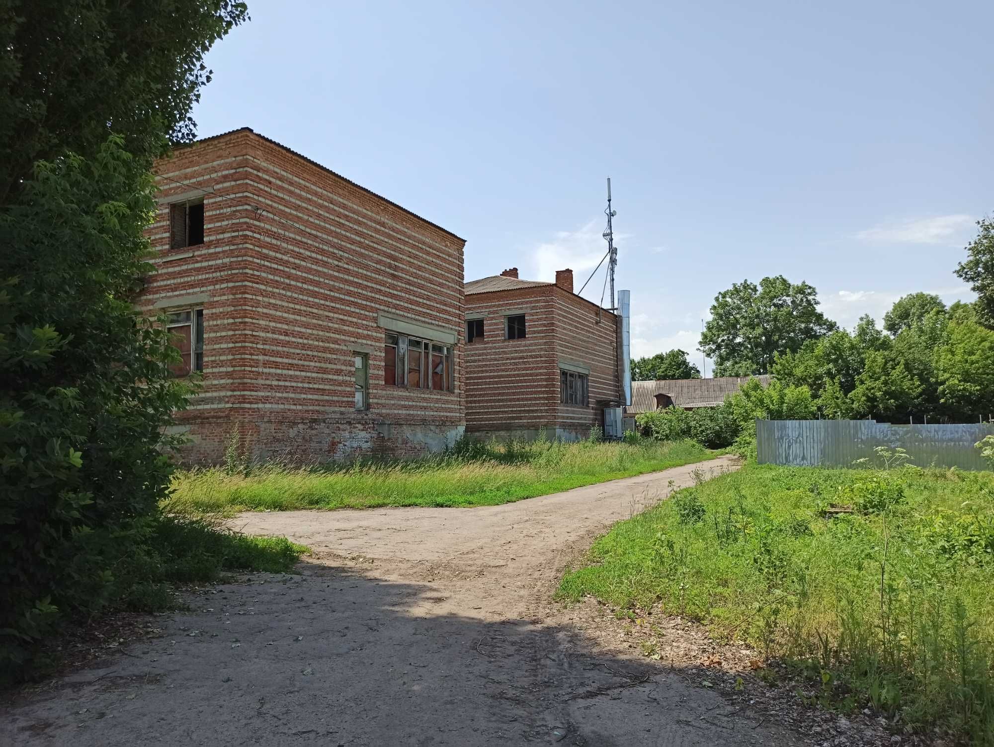 Продам нежитлову будівлю площею 2038,7 кв.м. на ділянці кат. 03.10