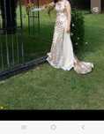 Vestido cerimónia, com lantejolas douradas