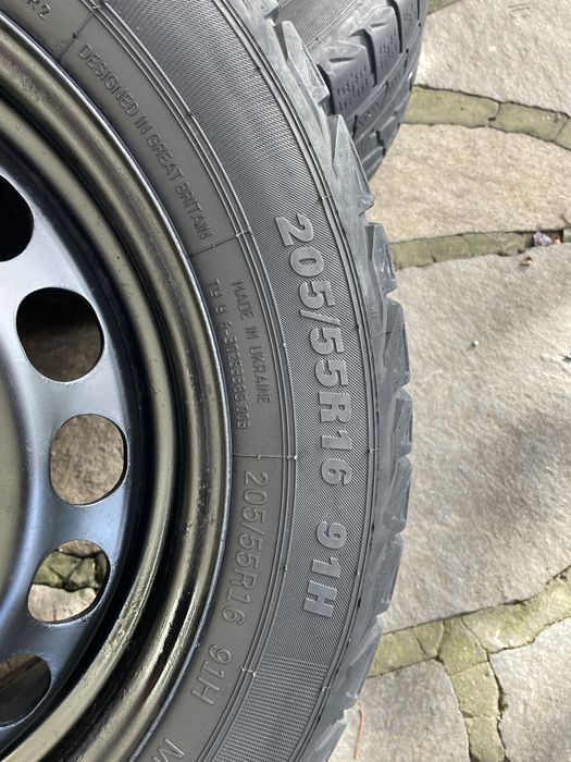 Комплект дисків із зимовою резиною та ковпаками 205/55r16