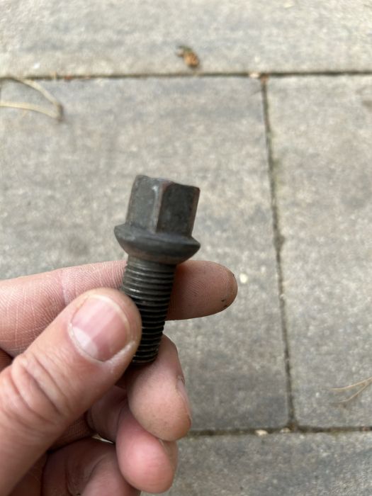 Śruby kół komplet Volkswagen/ Audi nakrętka 17