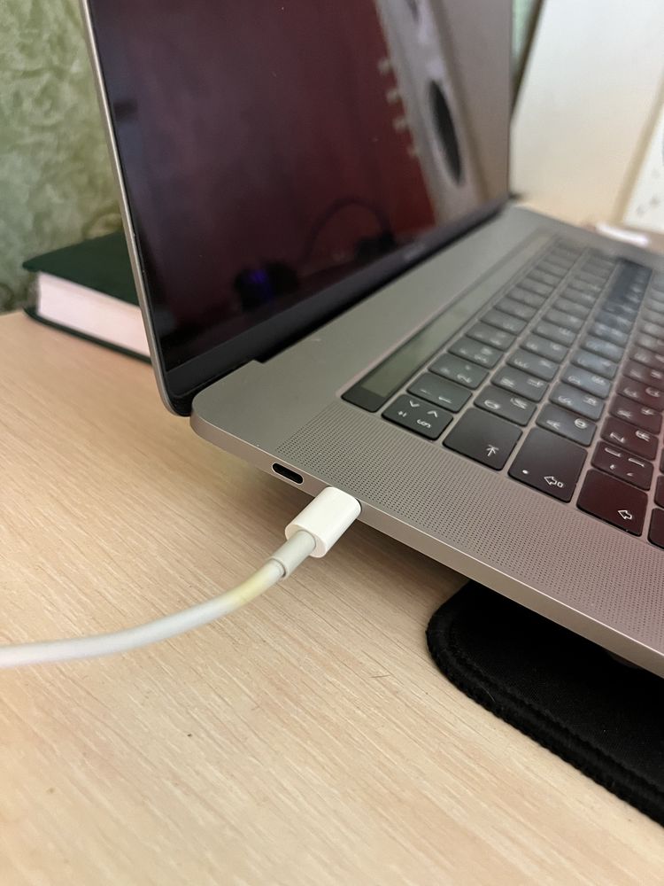 Apple MacBook Pro 15 i7,16, 512 RX450 + мишку в подарунок