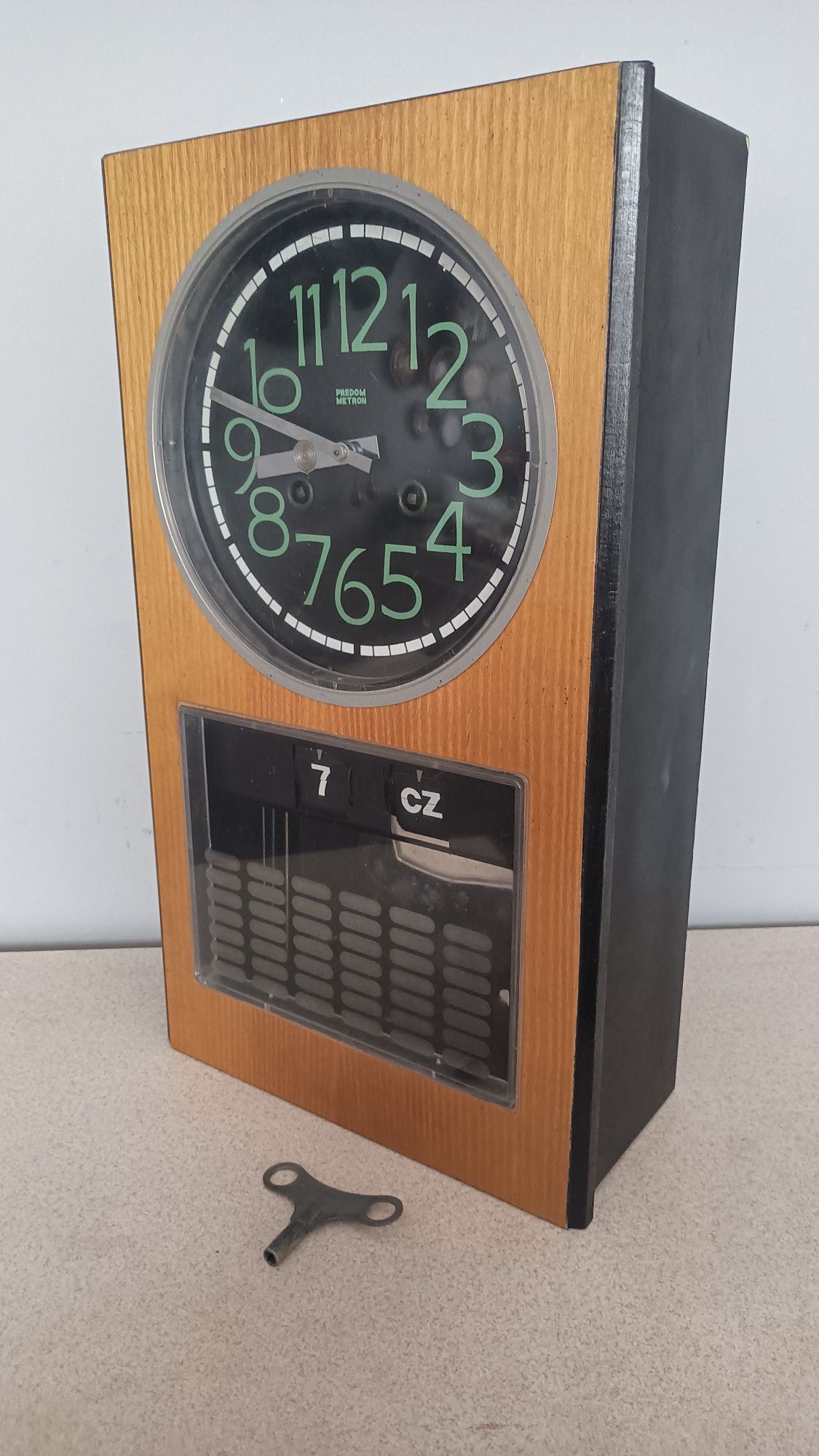 Zegar ścienny Predom Metron z datą