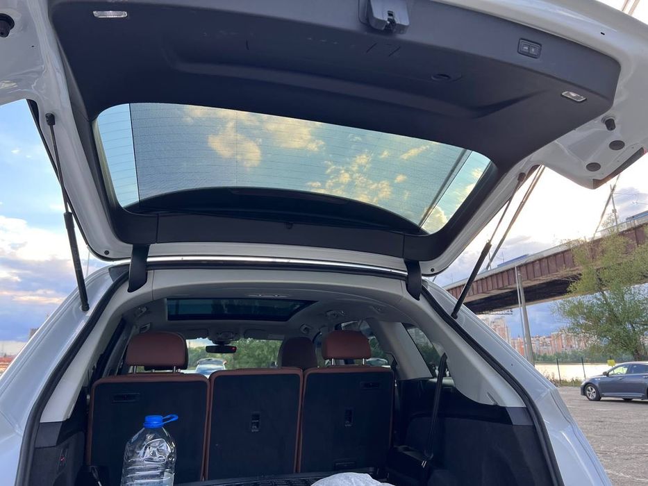 Audi Q7.Quattro Білого кольору кросовер