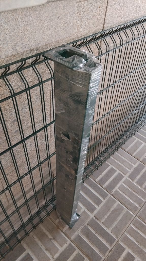 Painel metálico com poste