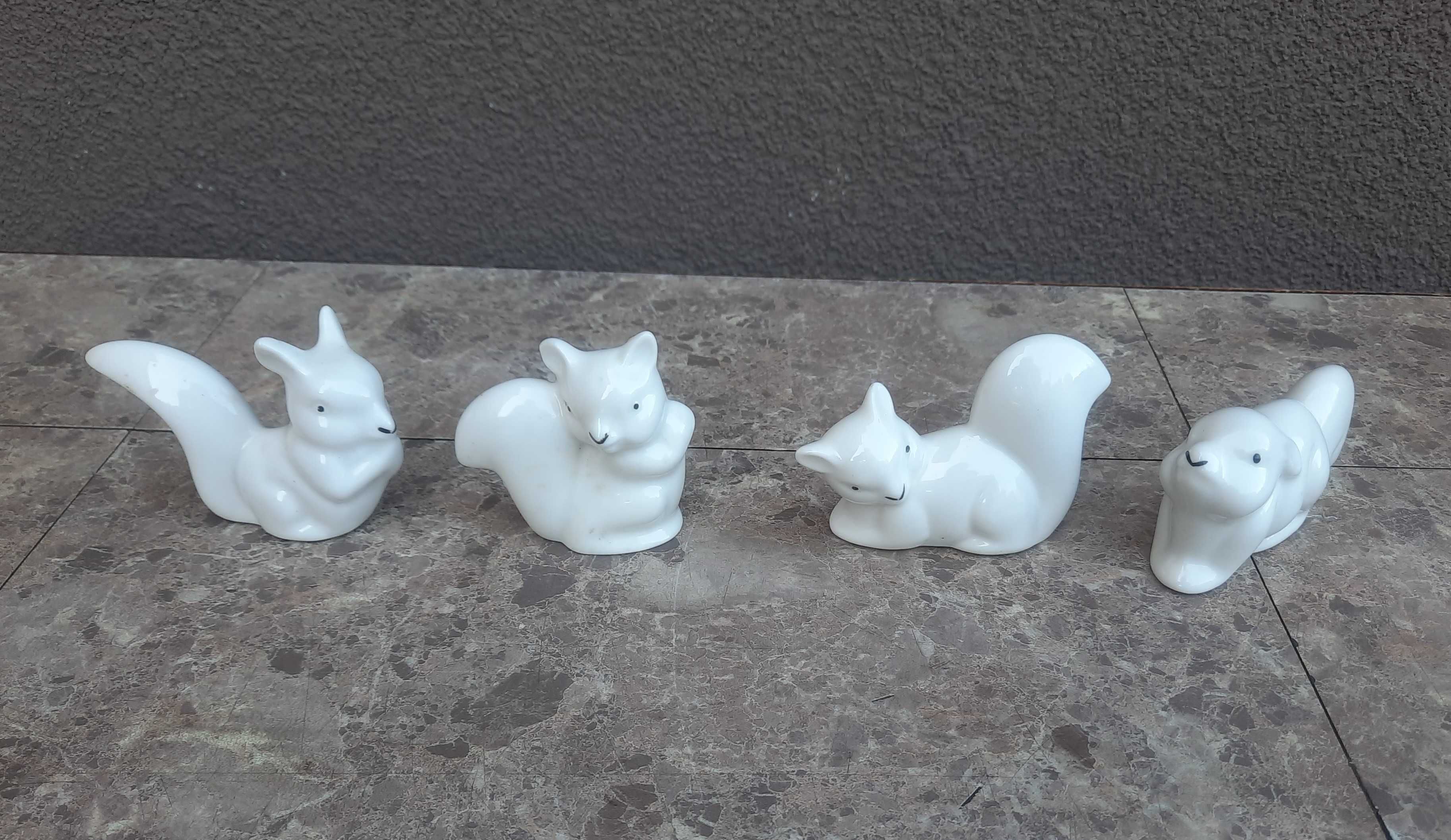 Wiewiórki małe figurki porcelana zestaw 4szt