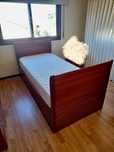 Cama de solteiro com estrado e colchão, mais 1 cobertor e 1 colcha.