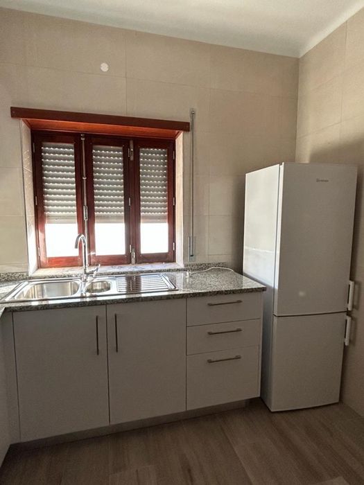 Arrenda-se T3 semi novo